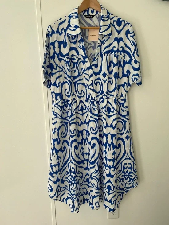 BloomChic Blue and White Printed Midi Dress Button Detail Size 14/16 NWT - Picture 3 of 11